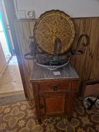 Appendiabiti in legno e metallo decorato