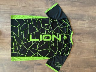 Camiseta Lion Padel Negra y Azul
