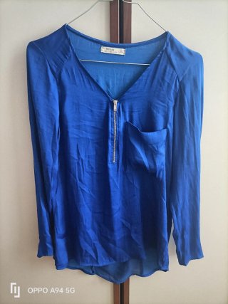 Camisa Bershka azul con cremallera