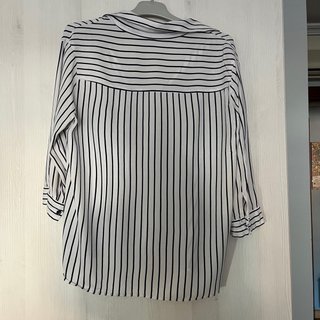 Camisa de rayas blancas y azules