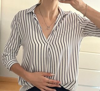 Camisa de rayas blancas y azules