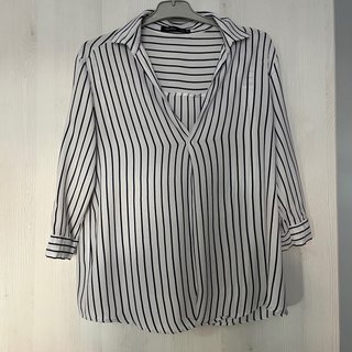 Camisa de rayas blancas y azules