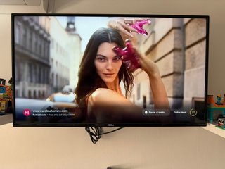 Qilive TV 32” HD Smart TV con mando y pata