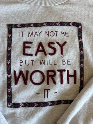 Sudadera beige con mensaje Worth It