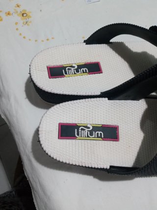 Sandalias negras con flor