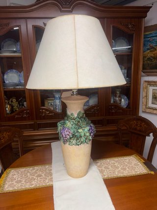 Lámpara de sobremesa artesanal con motivos de uvas