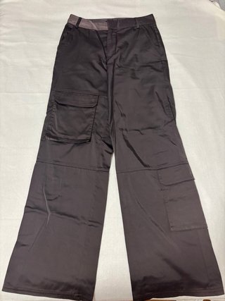 Pantalón cargo satinado marrón