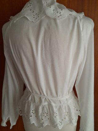 Camisa blanca estilo Ibicenco con volantes