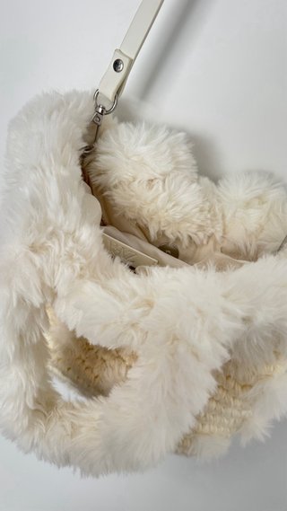 Bolso Zara peludo blanco y beige
