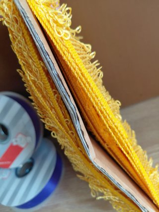 Nastro viola e frangia gialla
