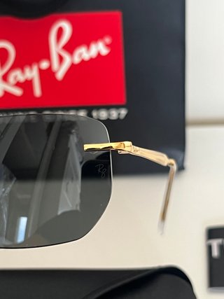 Occhiali da sole Ray-Ban RB3768 neri e oro