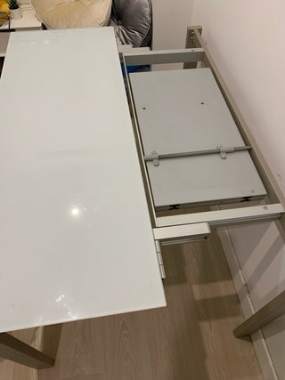 Mesa cocina cristal-acero extensible blanca.