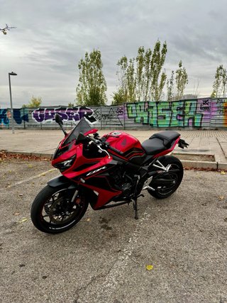 Honda CBR 650R Roja y Negra