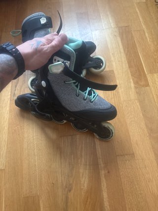 Patines en línea negros y grises