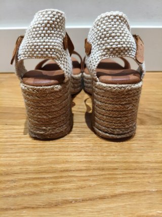 Sandalias cuña Popa beige y marrón