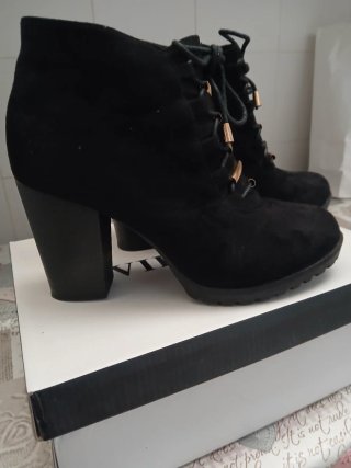 Botines negros ante con cordones y tacón
