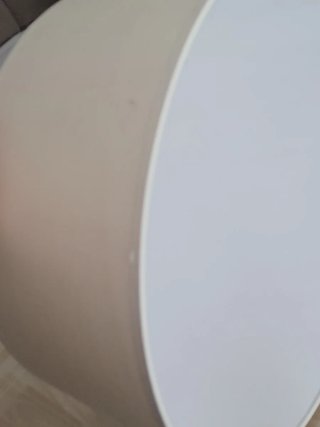 Lámpara de techo beige y blanca