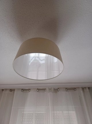 Lámpara de techo beige y blanca