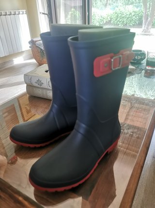 Botas de agua azul marino con detalles rojos