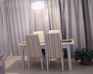Mesa y 4 sillas de madera