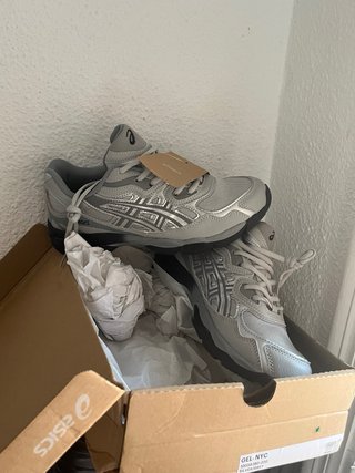 Zapatillas ASICS GEl-NYC Grises y Plateadas
