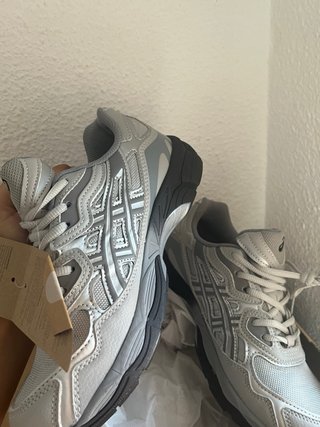 Zapatillas ASICS GEl-NYC Grises y Plateadas