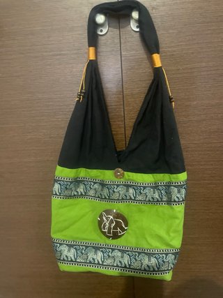 Bolso negro y verde con estampado de elefantes
