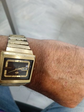 Reloj Seiko TV Digital Dorado.