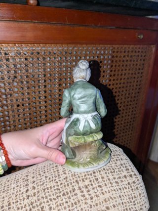 Figura abuela dando de comer a gallinas