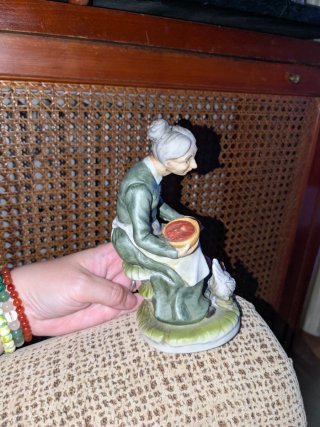 Figura abuela dando de comer a gallinas