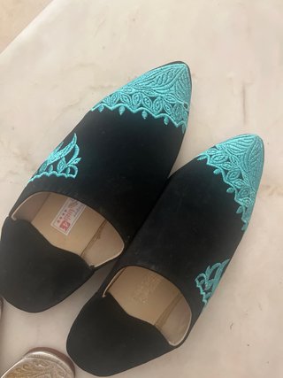 Sandalias bordadas plateadas y negras marroquis