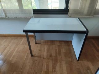 Mesa de estudio blanca y negra