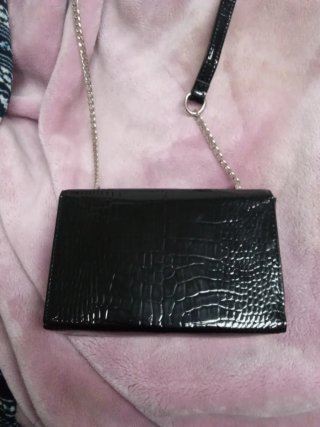 Bolso negro con cadena