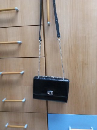 Bolso negro con cadena