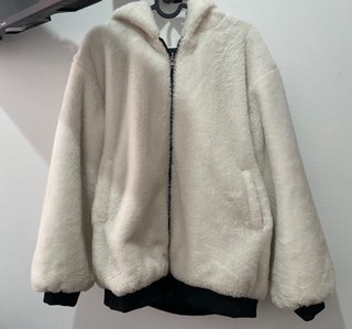 Chaqueta bomber reversible negra y beige