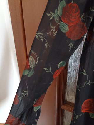 Camicetta Stradivarius con rose rosse