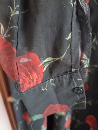 Camicetta Stradivarius con rose rosse