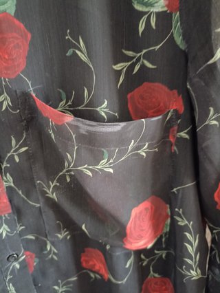 Camicetta Stradivarius con rose rosse