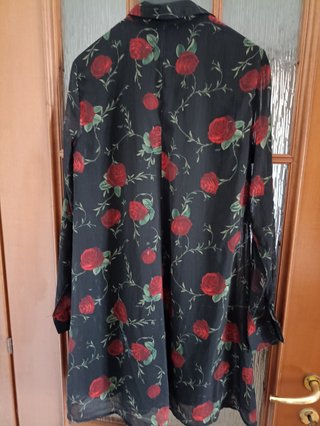 Camicetta Stradivarius con rose rosse