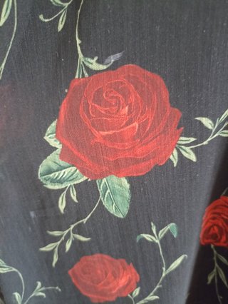 Camicetta Stradivarius con rose rosse