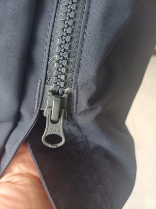 Chubasquero Helly Hansen azul marino mujer