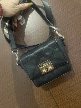 Bolso Guess Negro Acolchado
