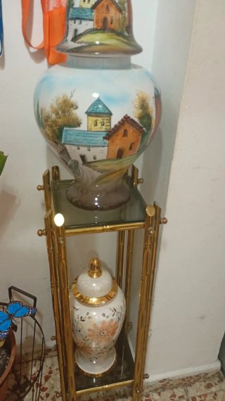 Jarrón decorativo de cerámica con pedestal