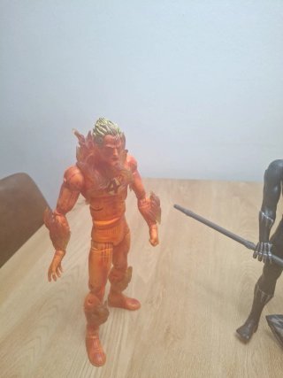 Figuras Marvel Black Panther y Human Torch