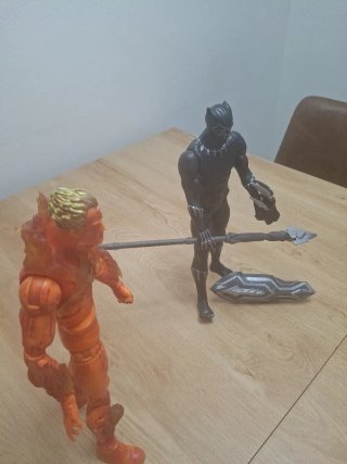 Figuras Marvel Black Panther y Human Torch