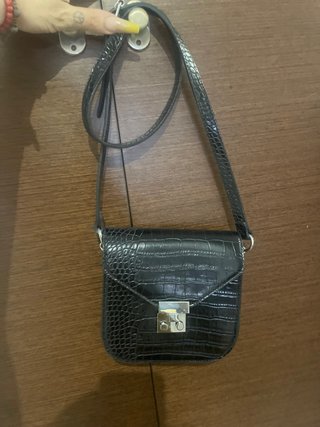 Bolso negro efecto piel cocodrilo