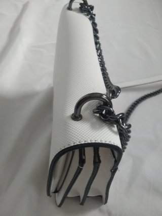 Bolso blanco con cadena