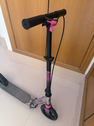 Patinete infantil plateado y rosa de Decathlon