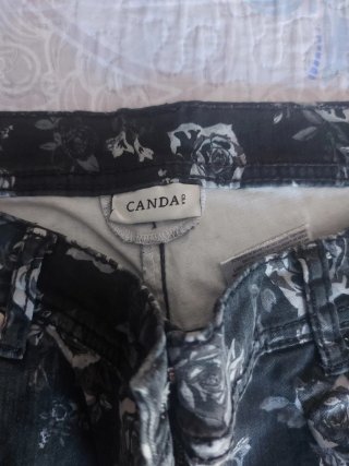 Vaqueros estampados flores