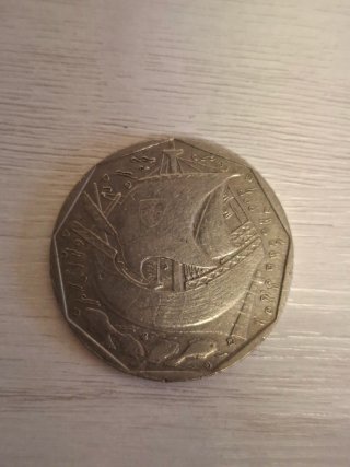 Moneda antigua con barco